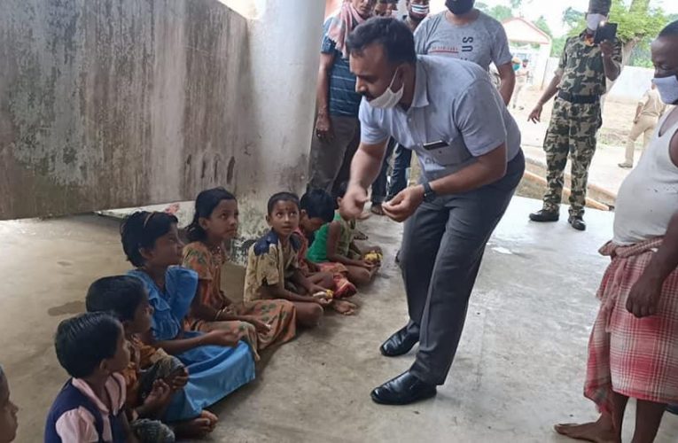 ବାତ୍ୟା ଆଶ୍ରୟସ୍ଥଳୀରେ କେନ୍ଦ୍ରାପଡ଼ା ଏସ୍‌ପି, ଧୈର୍ଯ୍ୟ ରଖିବାକୁ ଦେଲେ ପରାମର୍ଶ