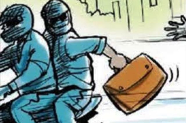 ବ୍ୟବସାୟୀଙ୍କ ଆଖିରେ ଲଙ୍କା ଗୁଣ୍ଡା ପକାଇ ଲୁଟି ନେଲେ ଟଙ୍କା