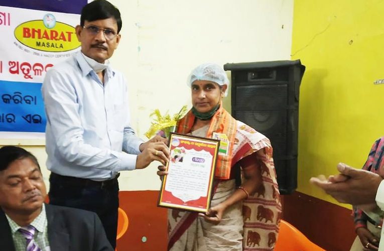 ସ୍ୱେଚ୍ଛାସେବୀ ଅନୁପମା ପଣ୍ଡାଙ୍କୁ ସ୍ୱତନ୍ତ୍ର ସମ୍ମାନ “ସେବା-ସହଯୋଗରୁ ଐଶରୀୟ ଆନନ୍ଦ ମିଳେ”