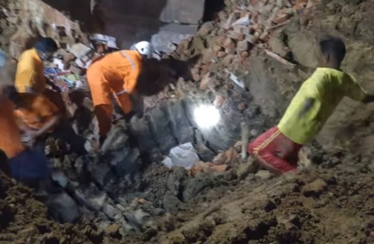 ଭୁଷୁଡ଼ି ପଡ଼ିଲା କଟକର ଛତ୍ର ବଜାର ପୋଲ; ମାଟି ତଳେ କିଛି ଲୋକ ଚାପି ହୋଇ ରହିଥିବା ସନ୍ଦେହ