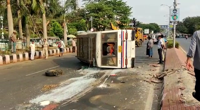 ଜୟଦେବ ବିହାରରେ ଓଲଟିଲା ମିନି ବସ୍