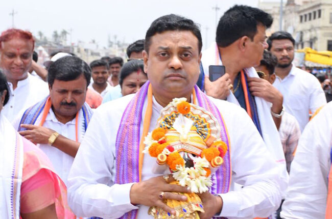ସମ୍ବିତ ପାତ୍ରଙ୍କ ଗାଡ଼ିକୁ ଛାତ୍ର ବିଜେଡି କର୍ମୀଙ୍କ କାଳୀ ମାଡ଼, ପୁରୀରେ ବିଜେପି ବିଜେଡି କର୍ମୀ ମୁହାଁମୁହିଁ